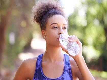 On the first day of march know how much water a healthy person should drink | मार्चच्या पहिल्या दिवशी जाणून घ्या एका निरोगी व्यक्तीने किती प्यावं पाणी!