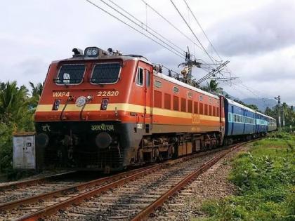 Pre-monsoon preparation inspection tour by Municipality and Railways at Western and Central Railway Stations | पश्चिम आणि मध्य रेल्वे स्थानकांवर पावसाळापूर्व तयारीची पालिका आणि रेल्वेकडून पाहणी दौरा