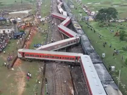 mumbai howrah collided with derailed goods train 2 passengers died 18 coaches derailed | घसरलेल्या मालगाडीला धडकली मुंबई-हावडा; २ प्रवाशांचा मृत्यू, १८ डबे रुळांवरून घसरले