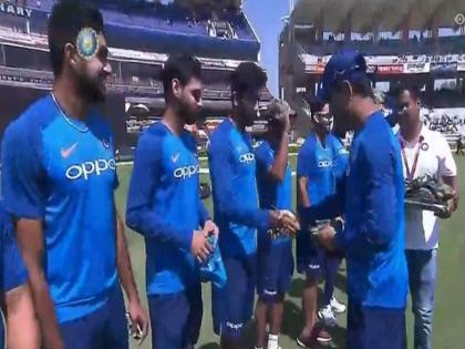 India vs Australia: How's the Josh ... MS Dhoni gave Army Caps To team india before the match | India vs Australia : How's The Josh... धोनीने सामन्यापूर्वी टीम इंडियाला दिल्या आर्मीच्या कॅप्स