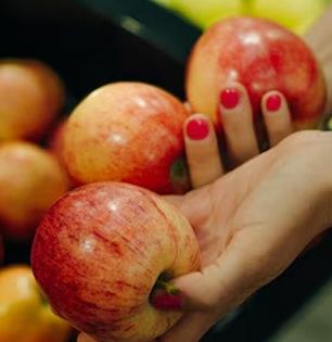 तुम्हीसुद्धा केमिकलने पिकवलेली सफरचंद खाताय का? ४ स्मार्ट ट्रिक्स - पाहा कसं पटकन ओळखायचं...