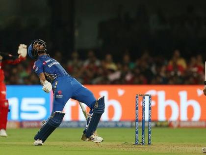 IPL 2019: ... and Hardik Pandya hit six out of the stadium | IPL 2019: हार्दिक पंड्याने दाखवल्या बेटकुळ्या अन् विराटचा चेहरा उतरला