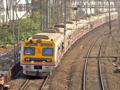 in mumbai passenger on the harbour line were inconvenienced by the megablock taken up by the railway administration on sunday | हार्बरवर काय हाल झाले, काही विचारू नका! मेगाब्लॉक, पावसामुळे प्रवाशांना फटका 