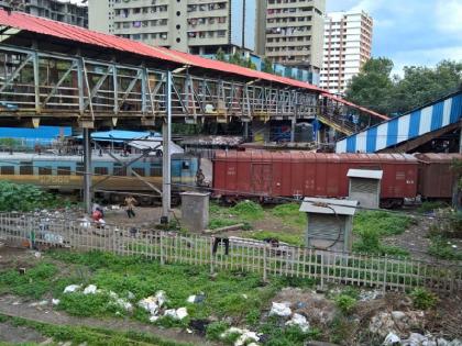 Local services have been cancelled due to the collision of the goods train near Kurla station | कुर्ला स्थानकाजवळ मालगाडी घसरल्याने प्रवाशांचे हाल, वाहतूक विस्कळीत