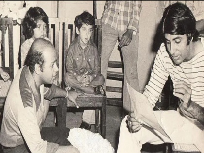 Spot Tiny Hrithik Roshan In Amitabh Bachchan's Throwback picture From Mr Natwarlal | या फोटोत अमिताभ बच्चन यांच्यासोबत दिसत असलेला हा चिमुरडा आज बनलाय सुपरस्टार