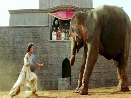 hrithik roshan feds elephant bananas while shooting for Jodha Akbar reveals on the kapil sharma show | हृतिक रोशनने जोधा अकबरच्या सेटवर हत्तीशी मैत्री करण्यासाठी केली होती ही गोष्ट
