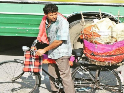 Super 30 Hrithik Roshan sells papad on Jaipur streets looks unrecognisable | रस्त्यावर पापड विकणाऱ्या ह्रतिक रोशनला लोकांनी ओळखलेच नाही