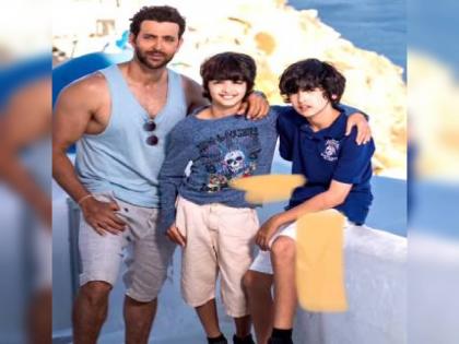 hrithik roshan son hrehaan has become handsome young dude now see his latest viral photos | कार्बन कॉपी!! हृतिक इतकाच हॅण्डसम दिसतो त्याचा थोरला लेक; फोटो होतोय व्हायरल