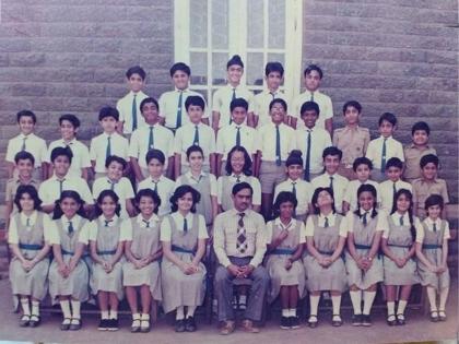 \Hrithik Roshan and john abraham childhood class photo they were classmates in bombay scottish school | Hrithik Roshanचा क्लासमेट होता John Abraham; शाळकरी मुलांमध्ये आहेत हे सुपरस्टार, पाहा ओळखता येतात का