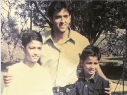 Throwback to when Vicky Kaushal had a fan moment with his idol Hrithik Roshan | हृतिक रोशनचा जुना फोटो होतोय व्हायरल, यातला एक चिमुरडा आज आहे बॉलिवूडचा प्रसिद्ध अभिनेता