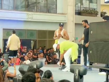 hrithik roshan touches fan feet at an event fans go crazy watch viral video | Video: चाहत्यासमोर हृतिक झाला नतमस्तक; सगळ्यांसमोर धरले पाय