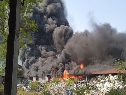 Massive fire at scrap warehouse in Wardha; Wood plank with plastic burnt, Loss on one crore | Video : वर्ध्यातील भंगार गोदामाला भीषण आग; प्लास्टिकसह लाकूड खाक 