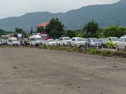 Traffic congestion on Mumbai-Goa highway; 22 km vehicle queues on Veer to Mangaon route | मुंबई-गोवा महामार्गावर वाहतूक कोंडी; वीर ते माणगाव मार्गावर २२ किमी वाहनाच्या रांगा