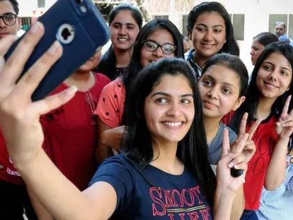 In the twelfth exam in Akola this year too, girls are smart! The overall result of Akola district is 92.02 percent | बारावीच्या परीक्षेत अकोल्यात यंदाही मुलीच हुश्शार! अकोला जिल्ह्याचा एकूण निकाल ९२.०२ टक्के