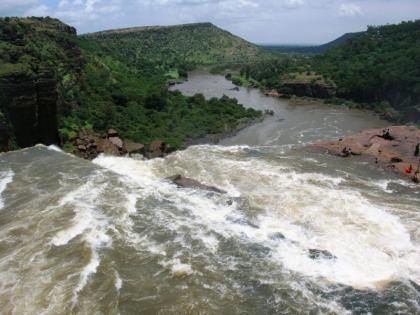 Heavy rain in Belgaum, 15 pools under water; Many villages lost contact | बेळगावात मुसळधार पाऊस, १५ पूल पाण्याखाली; अनेक गावांचा संपर्क तुटला