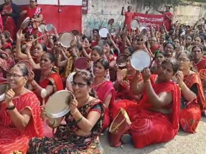 Protest of Anganwadi workers; Demand for mobile with salary of 26 thousand | अंगणवाडी सेविकांचे थाळीनाद आंदोलन; २६ हजार मानधनासह मोबाइलची मागणी