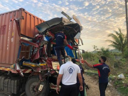 A horrific container accident on the highway; The driver died on the spot | महामार्गावर कंटेनरचा भीषण अपघात; चालकाचा जागीच मृत्यू