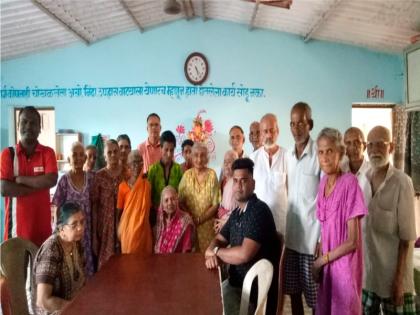 Grandparents alone in the old age home; Along with the meeting, help also came | वृद्धाश्रमात आजी-आजोबा एकाकी; भेटीगाठीसोबतच मदतही आटली