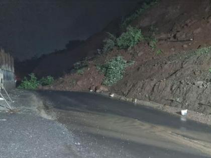 Stone collapsed in the middle of the night in Parashuram Ghat; Traffic was closed for a few hours | परशुराम घाटात मध्यरात्री कोसळली दरड; काही तास वाहतूक होती बंद, दहा कुटुंबांचे स्थलांतर