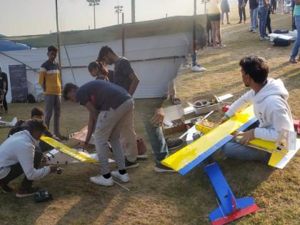 Rangli Aeromodelling Competition at Techfest; Teams participated from across the country including Maharashtra | टेकफेस्टमध्ये रंगली एरोमोडेलिंग स्पर्धा; महाराष्ट्रासह देशभरातून टीम सहभागी