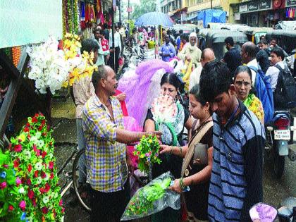 Even the flood of Ganesh devotees flooded with compensation | भरपावसातही गणेशभक्तांच्या गर्दीचा महापूर