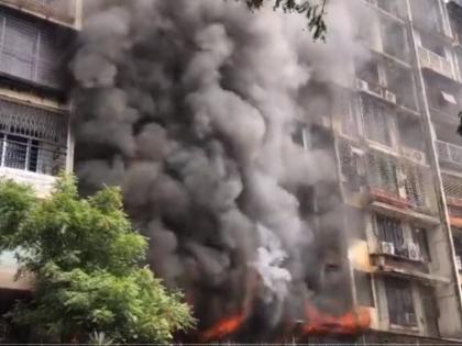 fire in residential building in Kandivli fire brigade reaches | BREAKING: बोरीवलीत रहिवासी इमारतीला भीषण आग, दोघांचा मृत्यू, तीन जखमी