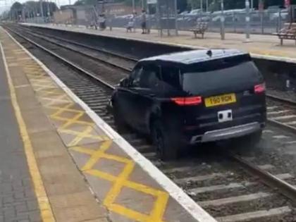 Thief drives stolen range rover on rail tracks reminds netizens of gta games | पोलीस मागावर असताना चोरानं थेट रेल्वे रुळांवर घातली कार, पाहा थरारक Video