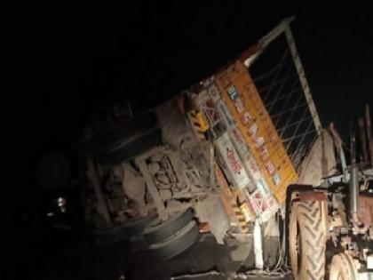 Truck, private bus crash near Hubli, 6 killed, 26 injured | हुबळीजवळ ट्रक, खासगी बसचा भीषण अपघात, कोल्हापूरच्या दोघांसह सहाजण ठार, २६ जण जखमी