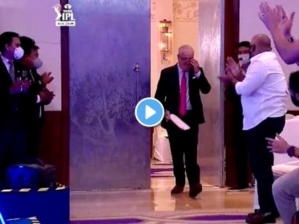 IPL 2022 Mega Auction Huge Edmeades Grand Entry Everyone gets Emotional gives standing ovation Claps All over Watch Video goes viral | IPL 2022 Mega Auction, Hugh Edmeades is Back: स्वागत नहीं करोगे हमारा... टाळ्यांच्या कडकडाटात ह्यू एडमीड्स 'ऑक्शनर' म्हणून परतले; साऱ्यांनी उभं राहून केलं स्वागत! (Video