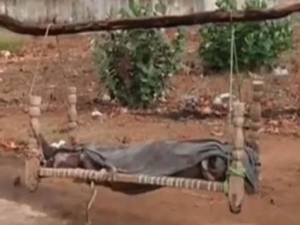 father walks 35 km : Madhya pradesh father walks 35 km carrying daughters dead body on cot in singrauli | लेकीचा मृतदेह खाटेवर ठेवत ३५ किलोमीटर वणवण फिरला बाप; कोणाचाच नाही मदतीचा हात