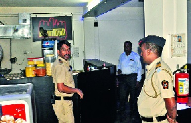  Kolhapur city deputy superintendent raided Hukka Parlar in Vidyapnagar: Nine people seized, two-and-a-half lakh worth of money seized | उद्यमनगरमधील हुक्का पार्लरवर छापा कोल्हापूर शहर उपअधीक्षकांची कारवाई : नऊजण ताब्यात, अडीच लाखांचा मुद्देमाल जप्त