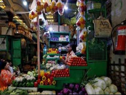 Jaipur Jeweller Hukumchand Soni selling vegetable due to covid19 Lockdown-SRJ | सोन्याच्या दुकानात कांदे, बटाटे अन् भाजी; कोरोनानं सगळं चित्रच बदललं की!