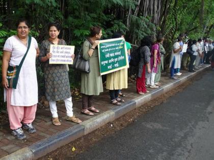 Ban on trees on Ganeshkhind road; Success in the fight for the trees | गणेशखिंड रस्त्यावर वृक्षतोडीस बंदी; वृक्षप्रेमींच्या लढ्याला अखेर यश