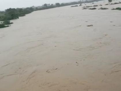 Hundreds of hectares of land under water in Murtijapur taluka; Many villages lost contact | मूर्तिजापूर तालुक्यात शेकडो हेक्टर जमीन पाण्याखाली;  अनेक गावांचा संपर्क तुटला 