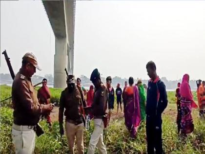 Truck driver hung on the bridge to save his life, died after falling | जीव वाचवण्यासाठी पुलावर लटकला, खाली पडताच डोकं जमिनीत रुतलं