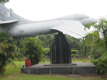 Hunter aircraft drought condition in Ambazari Garden at Nagpur | नागपूरच्या अंबाझरी गार्डनमधील हंटर विमानाची दुरवस्था