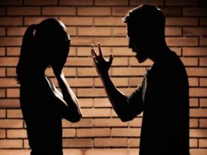 Wife wants divorce; Angry husband attempts to murder wife by hitting her head on the bed | पत्नी घटस्फोट घेणार; चिडलेल्या पतीकडून भितींवर डोके आपटून पत्नीच्या खुनाचा प्रयत्न