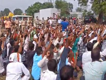 Maratha protesters show black flags to Minister Chhagan Bhujbal at nashik yevla | छगन भुजबळांच्या विरोधात मराठा आंदोलकांची घोषणाबाजी;गाड्यांचा ताफा जाताच गोमूत्र शिंपडले