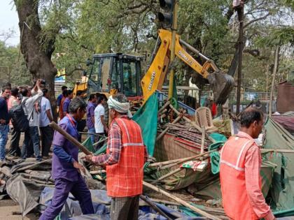 Bulldozer on National Highway Encroachments; Materials taken into custody | राष्ट्रीय महामार्गावरील अतिक्रमणांवर चालला बुलडोजर; साहित्य घेतले ताब्यात