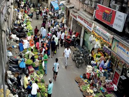 In North West Lok Sabha Constituency, citizens are suffering due to the presence of hawkers | उत्तर पश्चिम लोकसभा मतदार संघात फेरीवाल्यांच्या विळख्यामुळे नागरिक त्रस्त