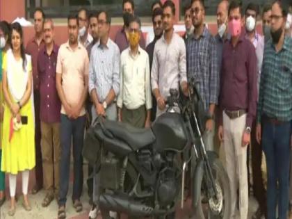 College students build hybrid motorcycles Will run on both petrol and electric | कॉलेजच्या विद्यार्थ्यांनी तयार केली हायब्रिड मोटरसायकल; पेट्रोल आणि इलेक्ट्रीक दोन्हीवर चालणार