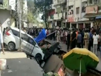 VIDEO: Shocking! All of a sudden the road collapsed; whole market fell into it, incident in Hyderabad | VIDEO: धक्कादायक! अचानक रस्ता खचला; अख्खा बाजार खड्ड्यात पडला, हैदराबादमधील घटना