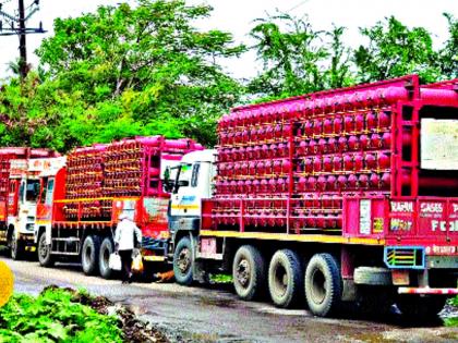 Truck filled with hydrogen cylinders | हायड्रोजन सिलिंडरने भरलेले ट्रक रस्त्यावर