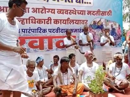 No doctor, then give Bhagat; Workers' agitation in front of the Collector's office in thane | डॉक्टर नाही, मग भगत द्या; जिल्हाधिकारी कार्यालयासमोर श्रमजीवीचे रवाळ आंदोलन