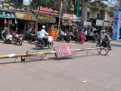 Ahmednagar Himax pole destroyed in collision with unknown vehicle | अहमदनगर : अज्ञात वाहनाच्या धडकेत हायमॅक्सचा पोल जमीनदोस्त