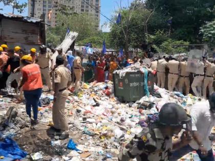 Mob pelts stones on police at Powai in Mumbai Many injured | BREAKING: मुंबईत पवई येथे पोलिसांवर जमावाकडून दगडफेक, तणावाचं वातावरण; अनेक जखमी