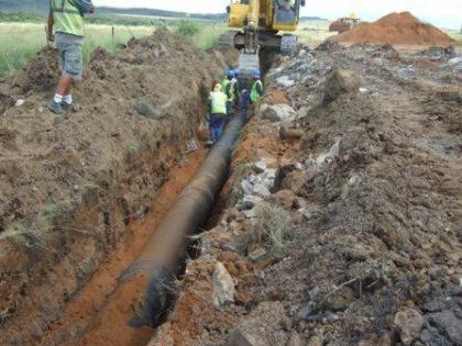 Water schemes work on half way due to the arbitrariness of the contractors | कंत्राटदारांच्या मनमानीमुळे पाणी योजनांचा बट्ट्याबोळ