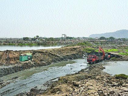 Referring to the flow of the river change | नदीचा प्रवाह बदलण्याचे काम जिकरीचे