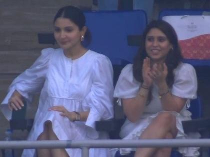 Ind Vs Pak: The gap is closed! Anushka Sharma and Ritika Sajdeh were seen together after many years | Ind Vs Pak: दुरावा मिटला! बऱ्याच वर्षांनी अनुष्का आणि रितिका दिसल्या एकत्र