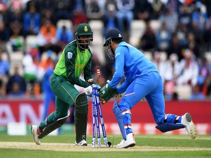 ICC World Cup 2019 : ICC puts a condition for MS Dhoni to continue sporting Army insignia on his gloves | ICC World Cup 2019 : धोनीला 'ते' ग्लोव्हज घालता येतील, पण एका अटीवर; ICC एक पाऊल मागे